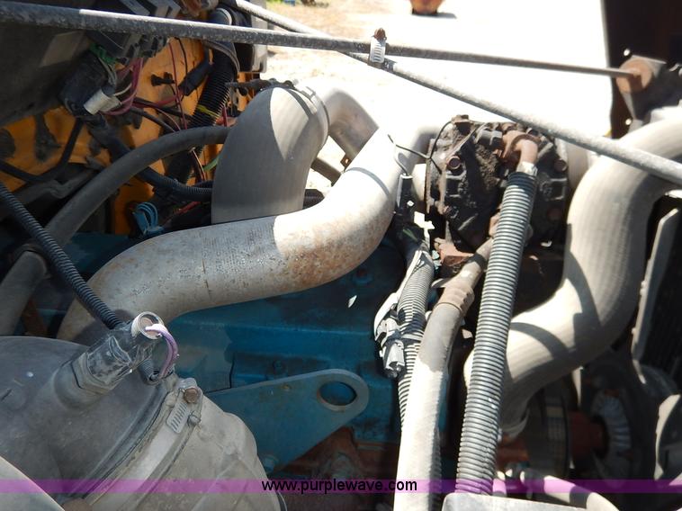 image for item J3953 2001 International 4700 dump truck