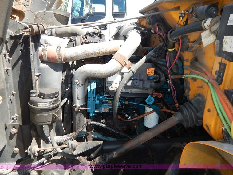 image for item J3953 2001 International 4700 dump truck