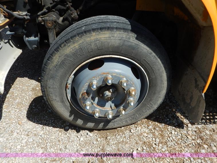 image for item J3953 2001 International 4700 dump truck