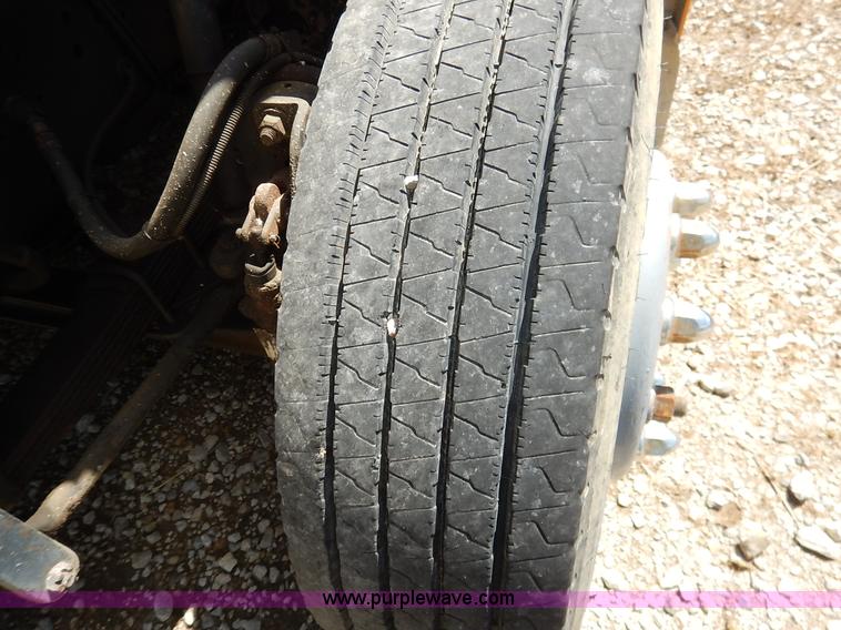 image for item J3953 2001 International 4700 dump truck