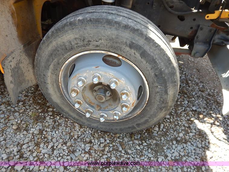 image for item J3953 2001 International 4700 dump truck