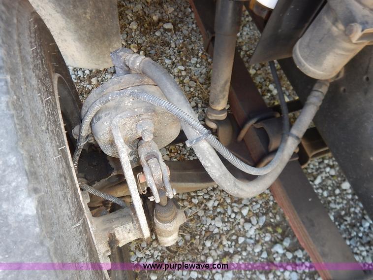 image for item J3953 2001 International 4700 dump truck