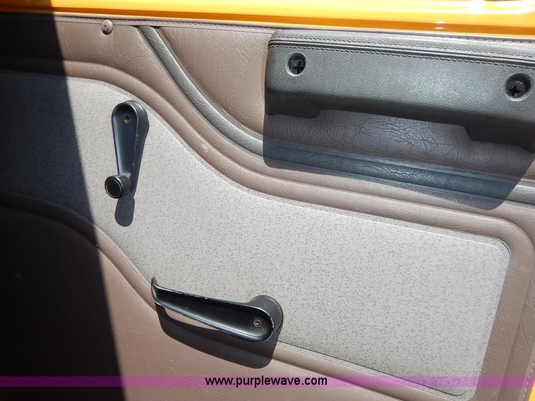 image for item J3953 2001 International 4700 dump truck