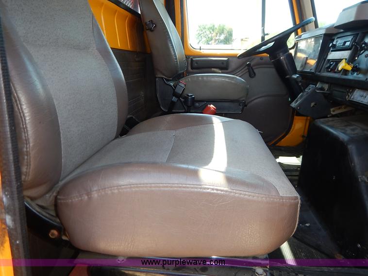 image for item J3953 2001 International 4700 dump truck