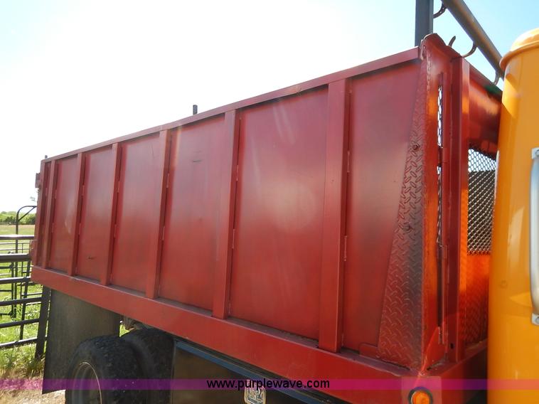 image for item J3953 2001 International 4700 dump truck