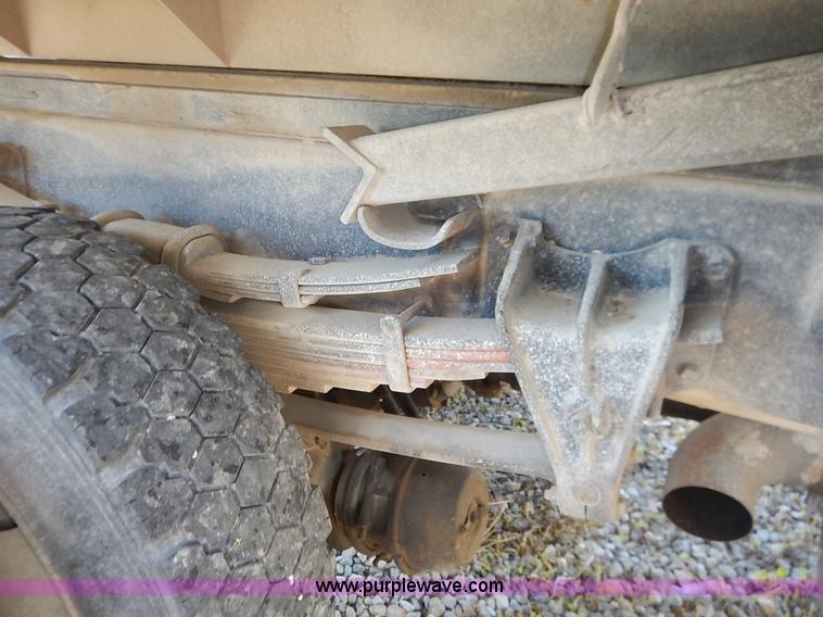 image for item J3953 2001 International 4700 dump truck