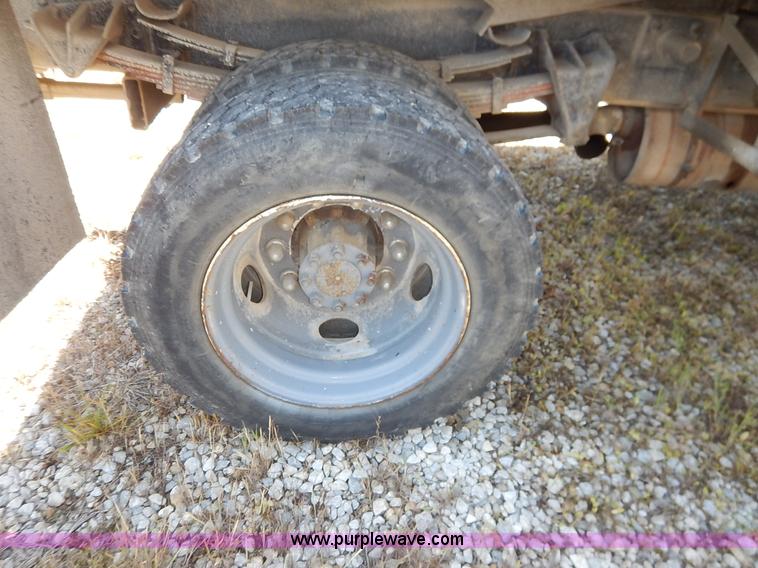 image for item J3953 2001 International 4700 dump truck