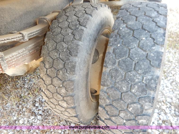 image for item J3953 2001 International 4700 dump truck