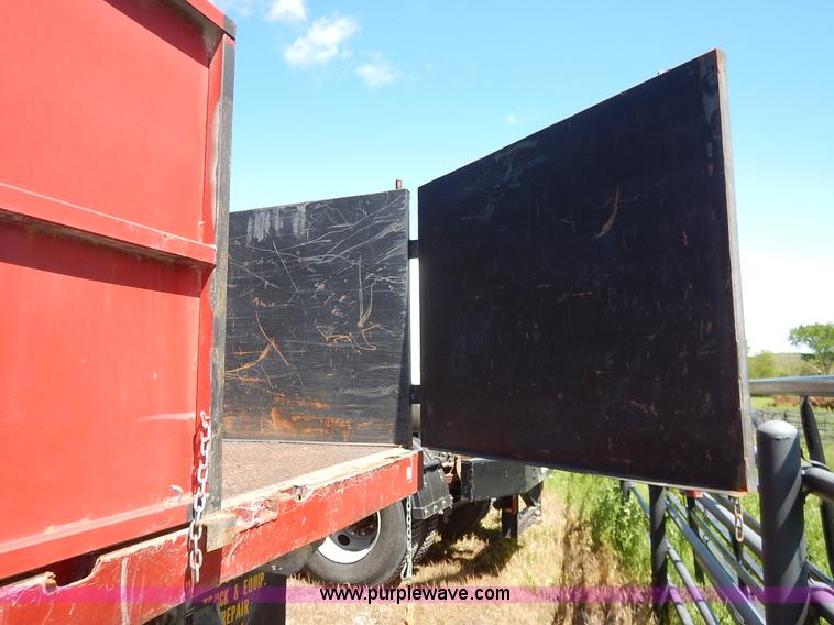 image for item J3953 2001 International 4700 dump truck