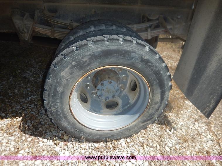 image for item J3953 2001 International 4700 dump truck