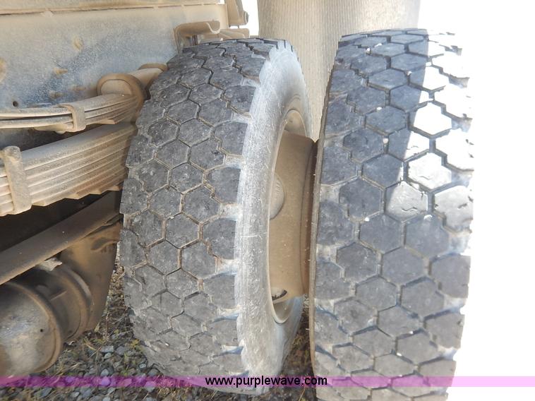 image for item J3953 2001 International 4700 dump truck