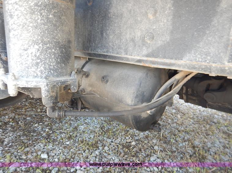 image for item J3953 2001 International 4700 dump truck