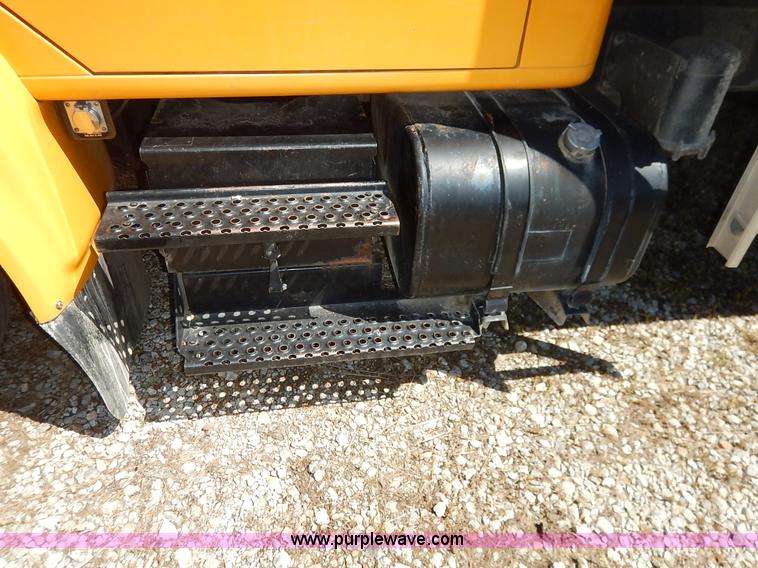 image for item J3953 2001 International 4700 dump truck