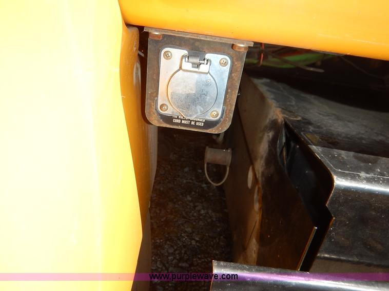 image for item J3953 2001 International 4700 dump truck