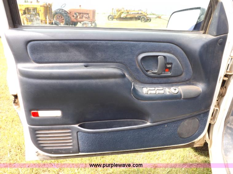 image for item K3920 1999 Chevrolet Tahoe LS SUV