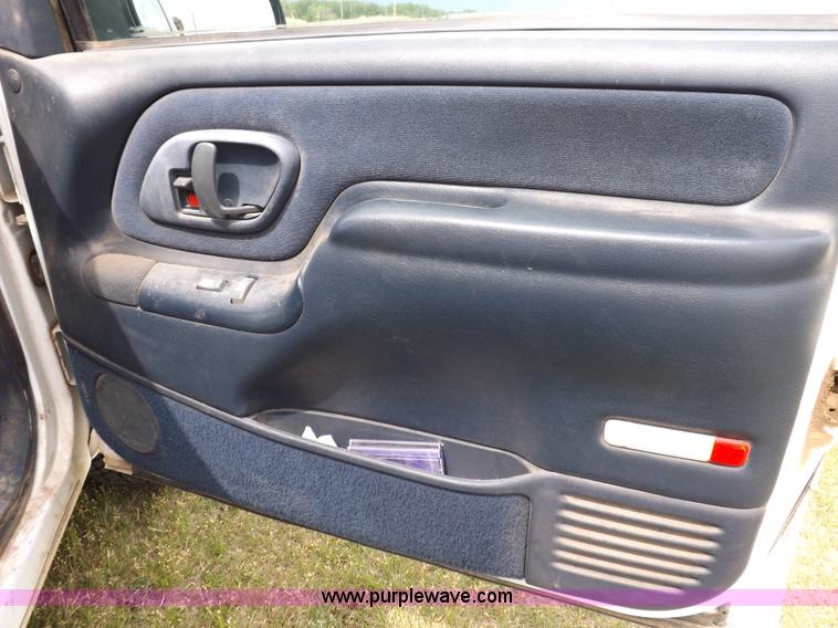 image for item K3920 1999 Chevrolet Tahoe LS SUV