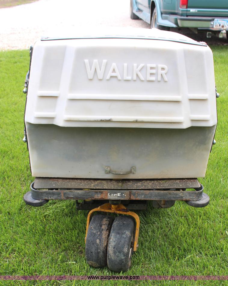 image for item K6776 2010 Walker MTGHS ZTR lawn mower