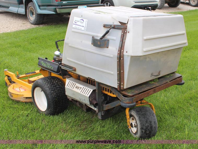 image for item K6779 2007 Walker MTGHS ZTR lawn mower