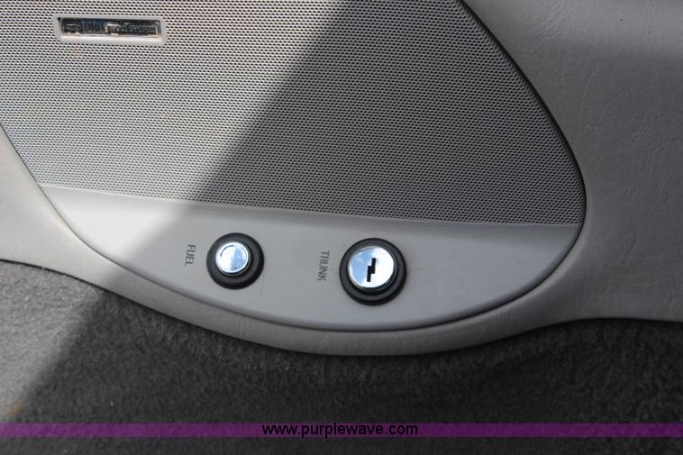 image for item K6878 1998 Lincoln Town Car Cartier