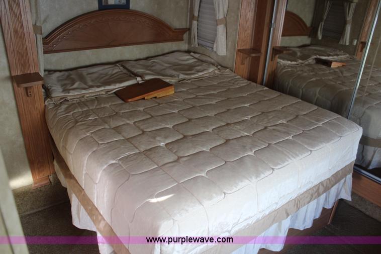 image for item K6950 2008 Forest River Cardinal LE 32'L camper