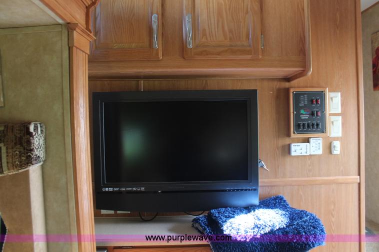 image for item K6950 2008 Forest River Cardinal LE 32'L camper