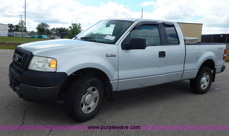 image for item K7434 2005 Ford F150 XL SuperCab pickup truck