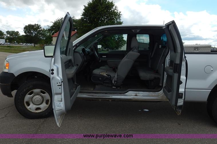 image for item K7434 2005 Ford F150 XL SuperCab pickup truck