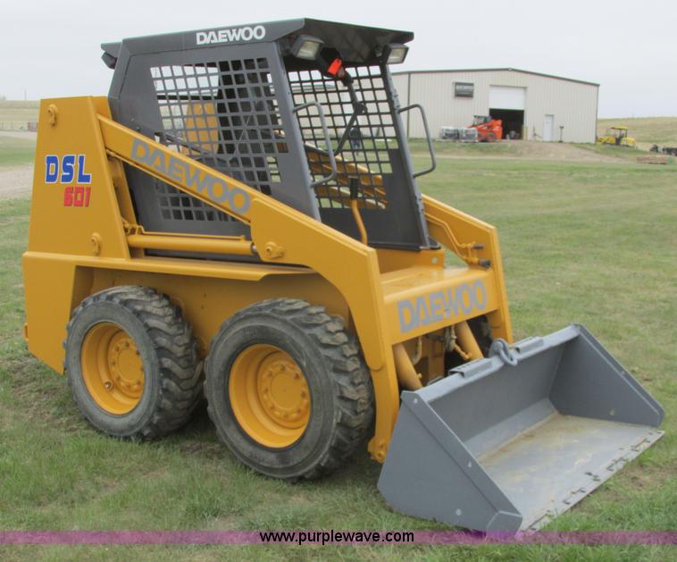 image for item A8799 1996 Daewoo 601 skid steer