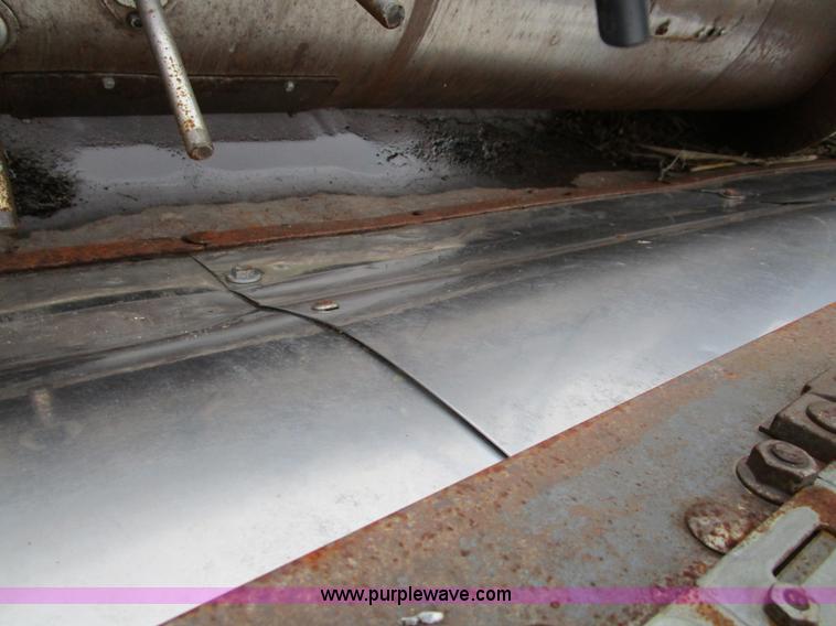 image for item D2379 1998 John Deere 925 platform flex head