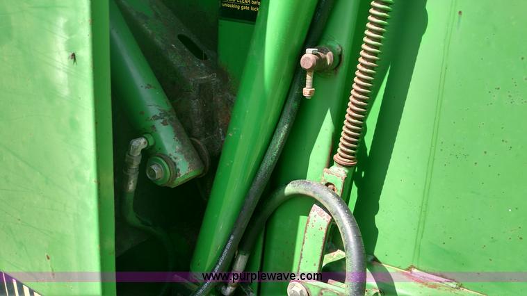 image for item F7798 1992 John Deere 535 round baler