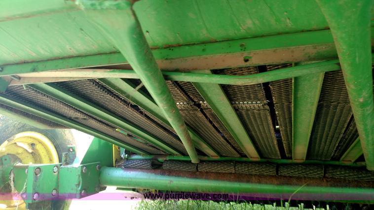 image for item F7798 1992 John Deere 535 round baler