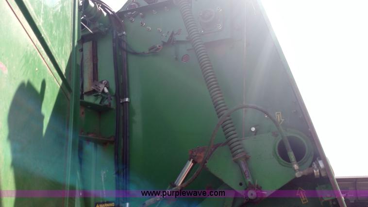 image for item F7798 1992 John Deere 535 round baler