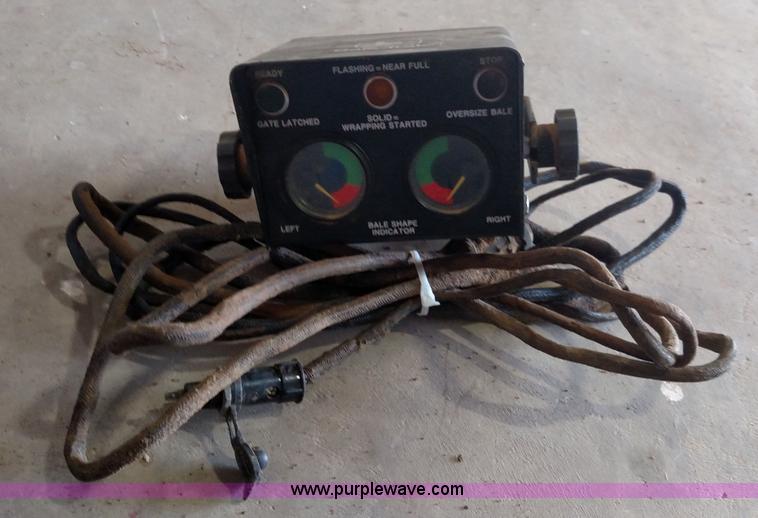 image for item F7798 1992 John Deere 535 round baler