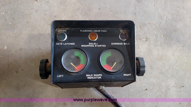 image for item F7798 1992 John Deere 535 round baler