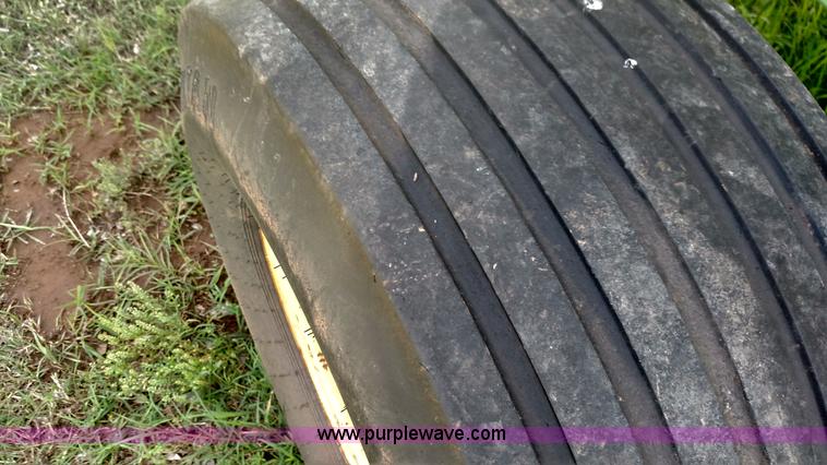 image for item F7798 1992 John Deere 535 round baler