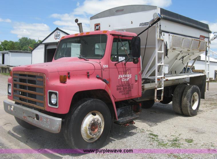 image for item H8553 1981 International 1754 applicator truck