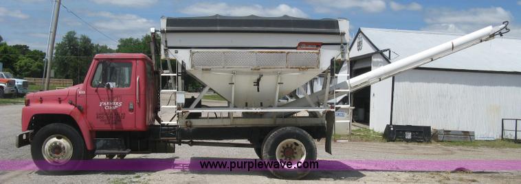 image for item H8553 1981 International 1754 applicator truck