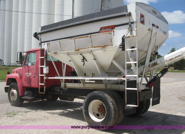 image for item H8553 1981 International 1754 applicator truck