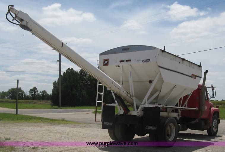 image for item H8553 1981 International 1754 applicator truck