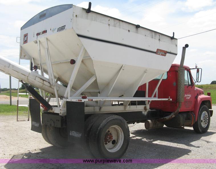 image for item H8553 1981 International 1754 applicator truck