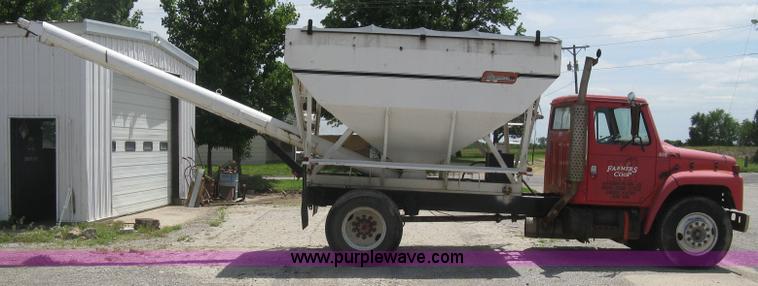 image for item H8553 1981 International 1754 applicator truck