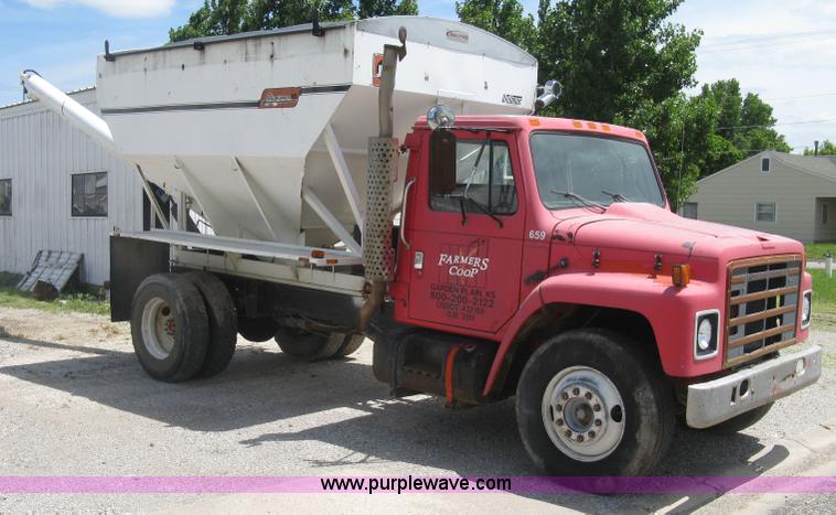 image for item H8553 1981 International 1754 applicator truck