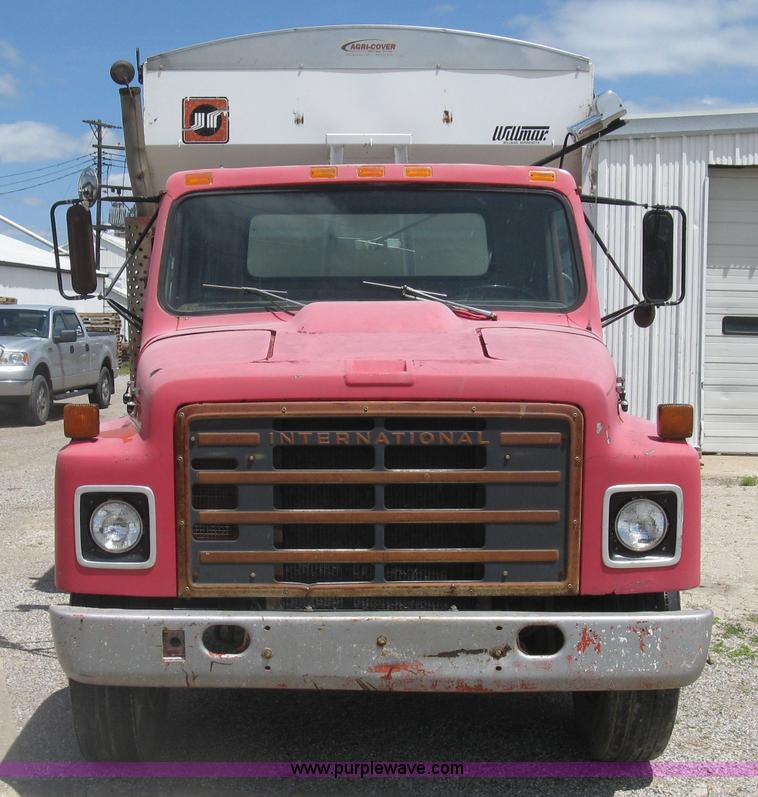 image for item H8553 1981 International 1754 applicator truck