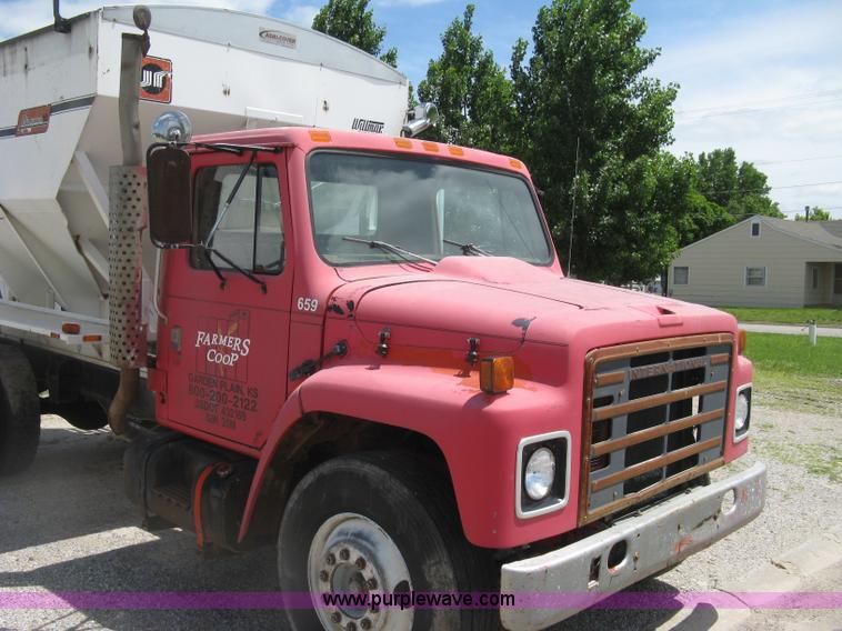 image for item H8553 1981 International 1754 applicator truck