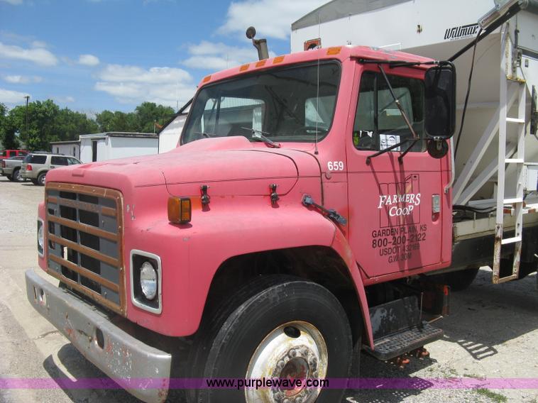 image for item H8553 1981 International 1754 applicator truck