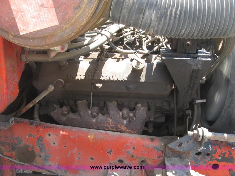 image for item H8553 1981 International 1754 applicator truck