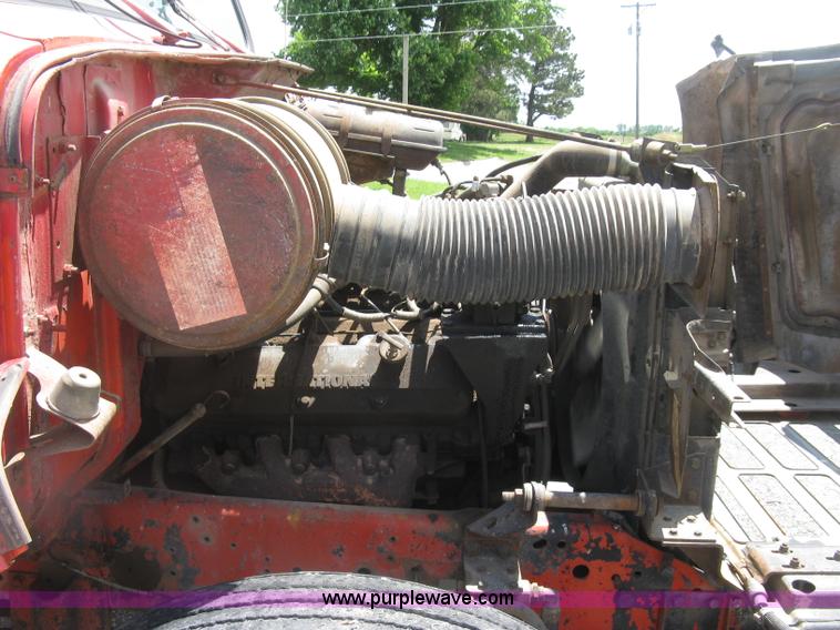 image for item H8553 1981 International 1754 applicator truck