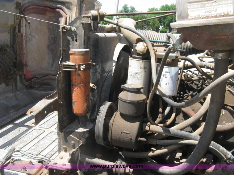 image for item H8553 1981 International 1754 applicator truck