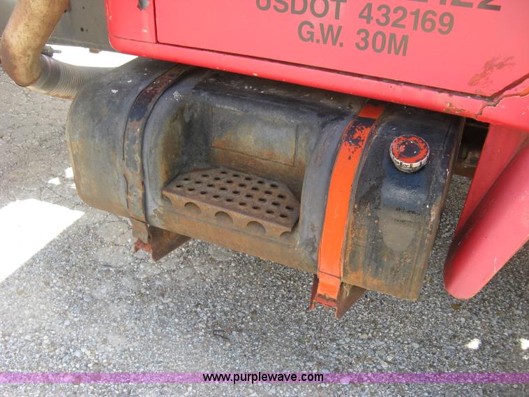 image for item H8553 1981 International 1754 applicator truck