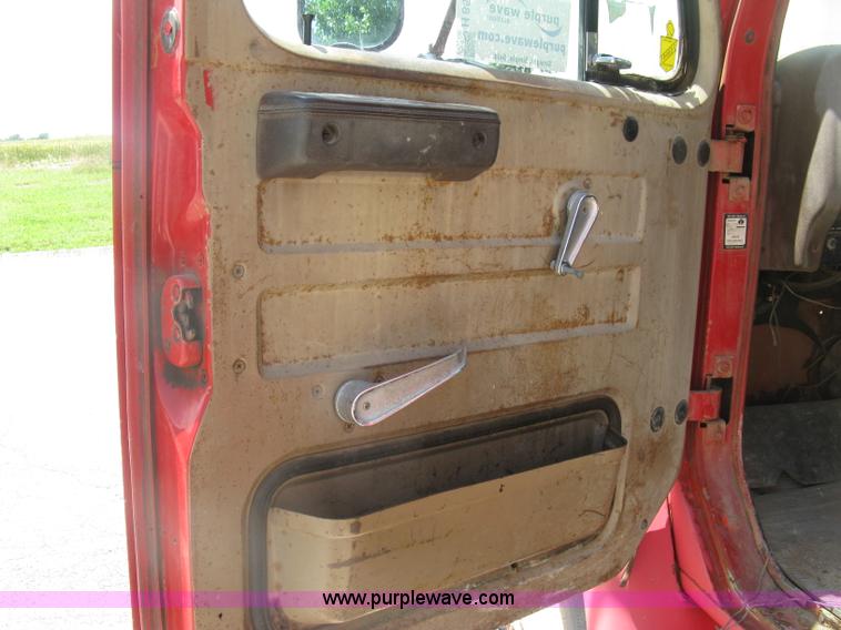 image for item H8553 1981 International 1754 applicator truck